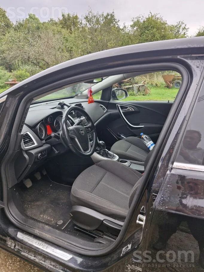 Opel Astra 2010 photo 3