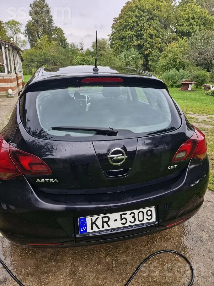 Opel Astra 2010 photo 2