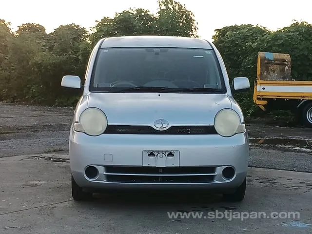 Toyota Sienta X 2003 photo 2