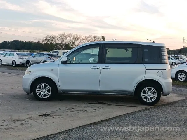 Toyota Sienta X 2003 photo 4