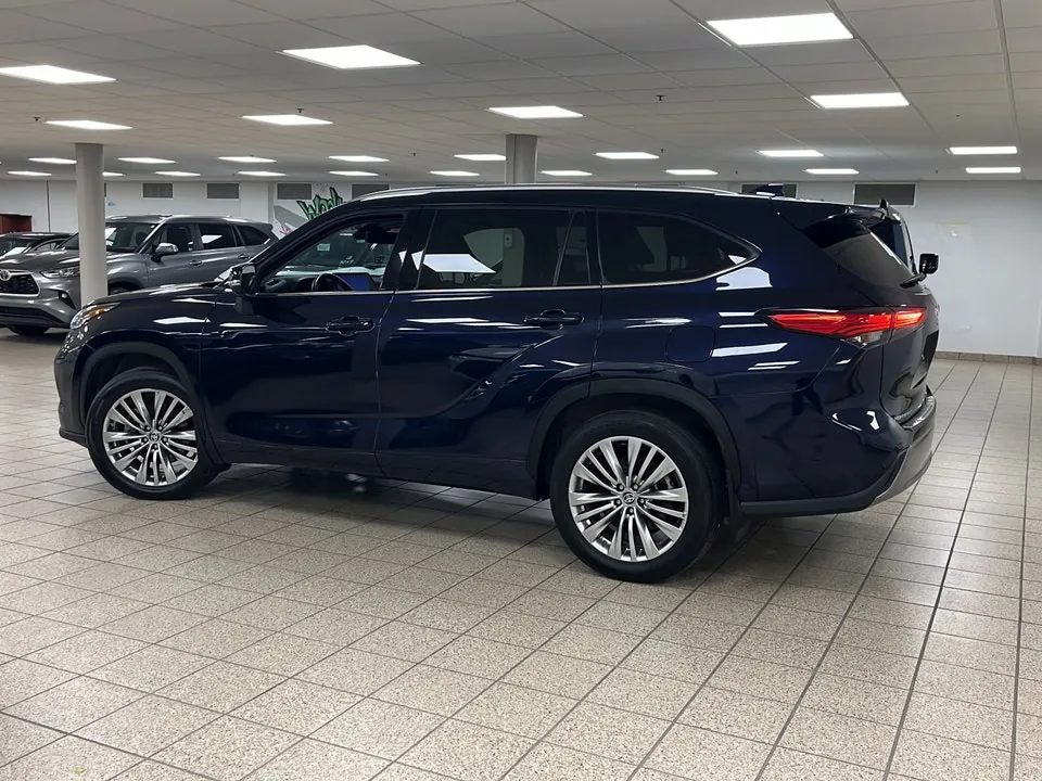 Toyota Highlander 2023 photo 3