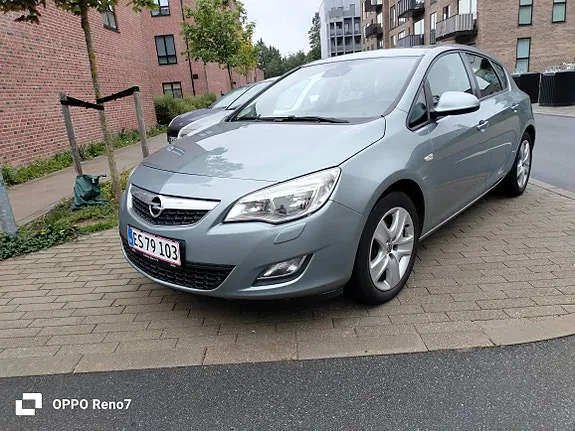 Opel Astra 2011 photo 2