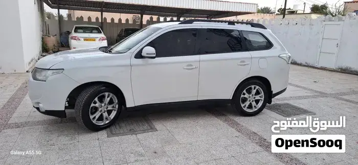 Mitsubishi Outlander 2014 photo 2