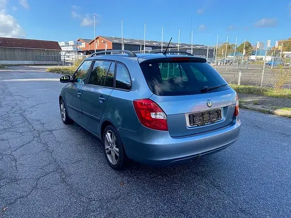 Skoda Fabia 2011 photo 2
