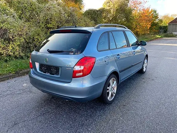Skoda Fabia 2011 photo 4