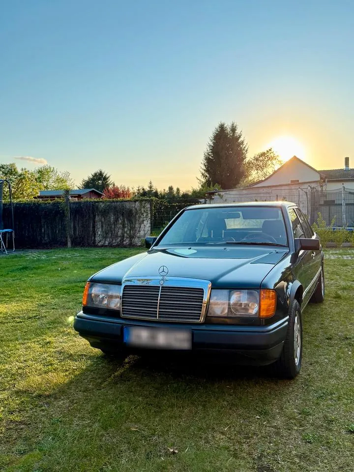 Mercedes-Benz 230E
