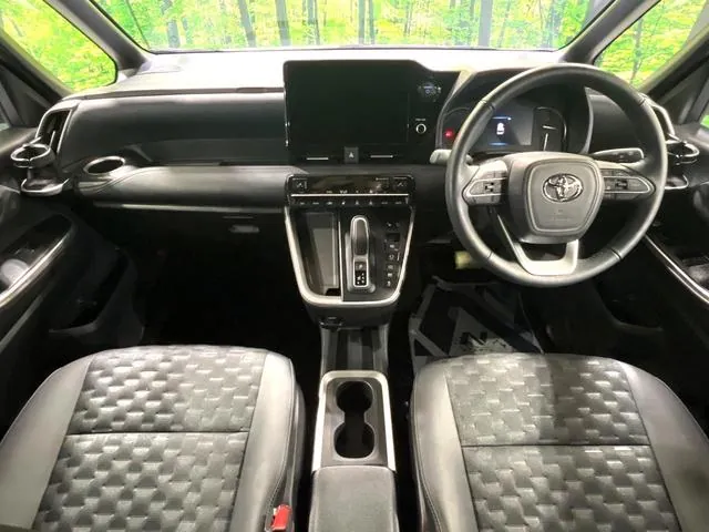 Toyota Voxy 2024 photo 2