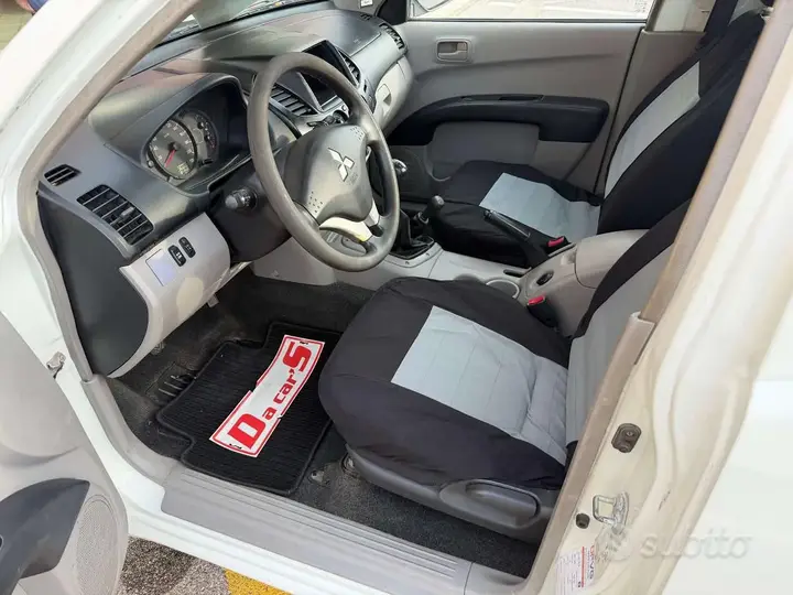 Mitsubishi L200 2013 photo 2
