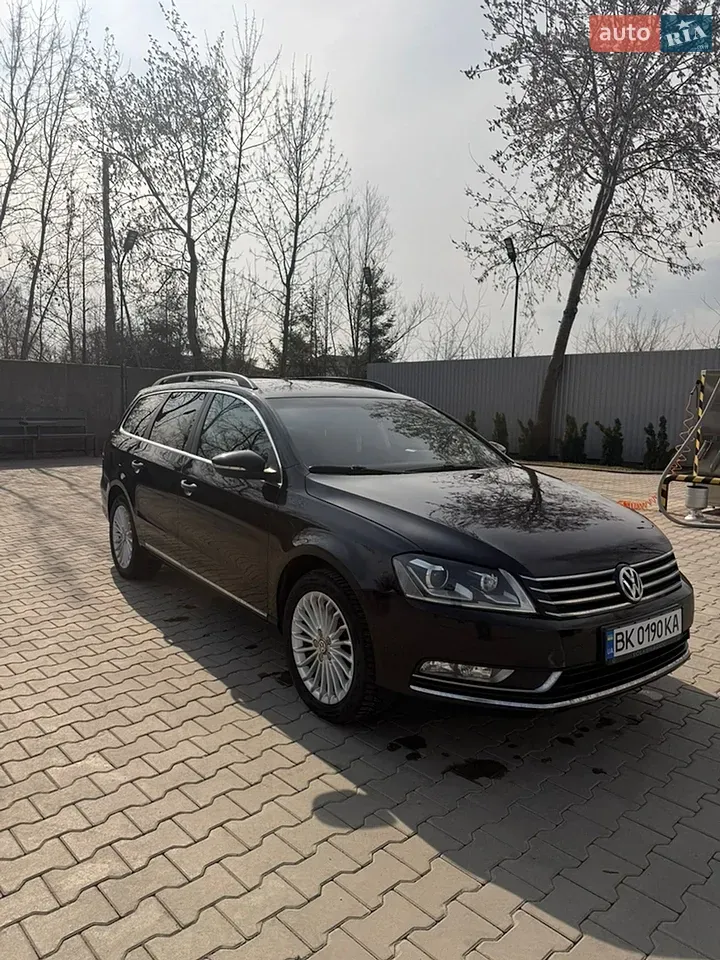 Volkswagen Passat 2011 photo 2