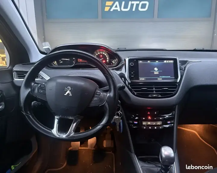 Peugeot 208 2018 photo 2