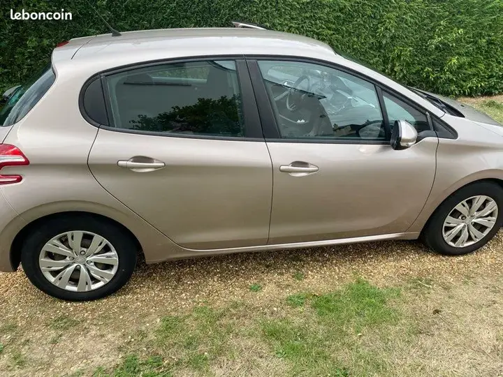 Peugeot 208 2013 photo 3