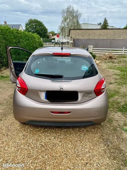 Peugeot 208 2013 photo 2