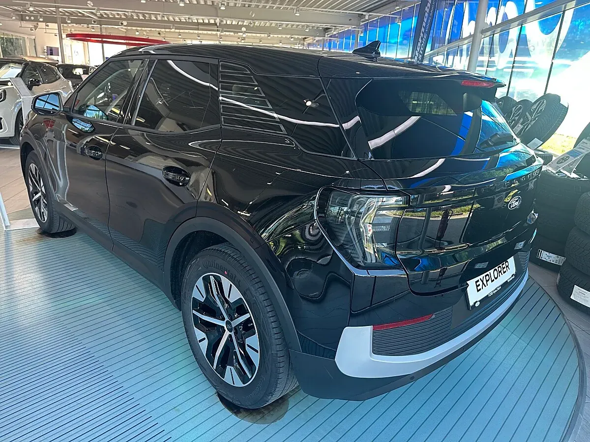 Ford Explorer photo 3
