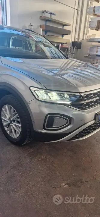 Volkswagen T-Roc 2023 photo 2