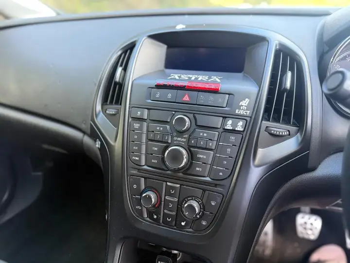 Vauxhall Astra 2015 photo 2