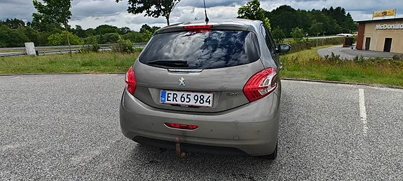 Peugeot 208 2015 photo 2