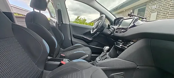 Peugeot 208 2015 photo 3