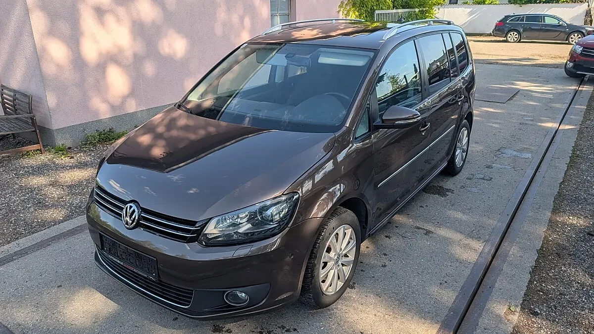 Volkswagen Touran 2011 photo 2