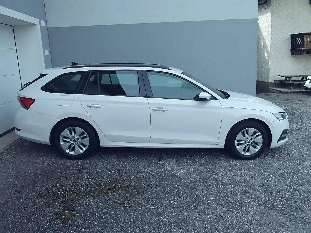 Skoda Octavia 2023 photo 2