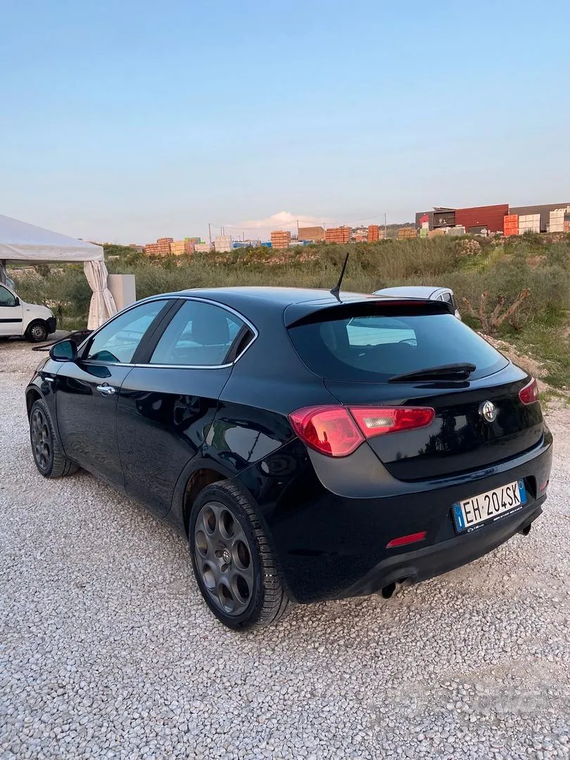 Alfa Romeo Giulietta 2011 photo 2