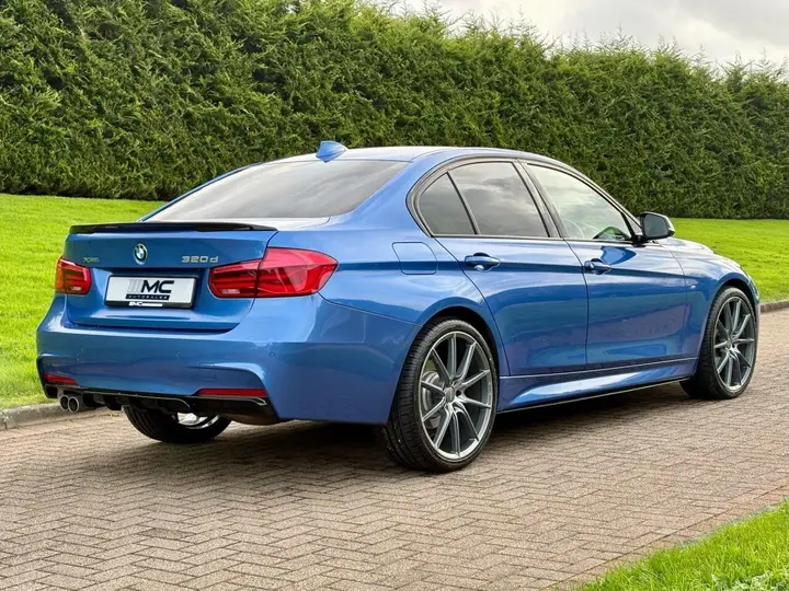 BMW 3 Series 2018 photo 3