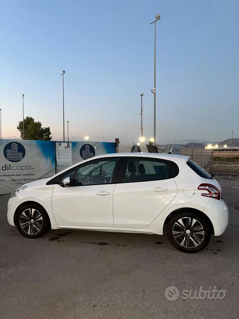 Peugeot 208 2013 photo 2