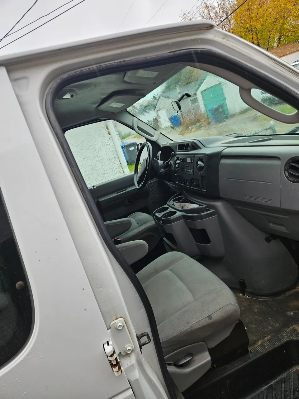 Ford E-250 2010 photo 2