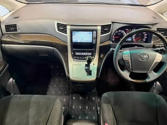 Toyota Vellfire 2011 photo 2
