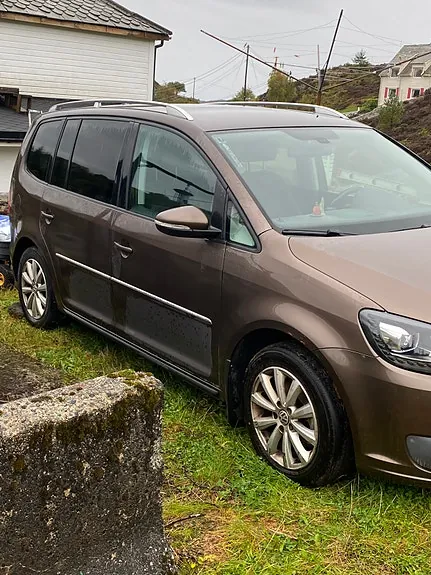 Volkswagen Touran 2011 photo 2