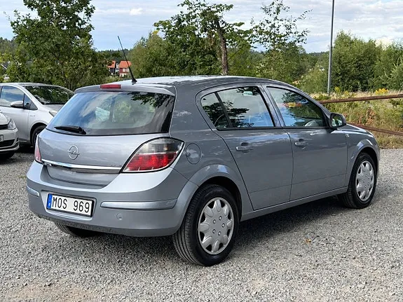 Opel Astra 2010 photo 3