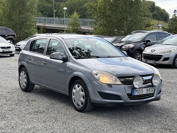 Opel Astra 2010 photo 2