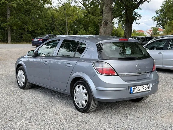Opel Astra 2010 photo 4