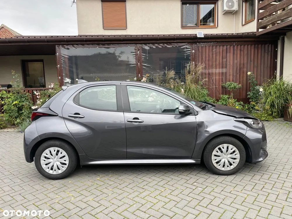 Toyota Yaris 2023 photo 2
