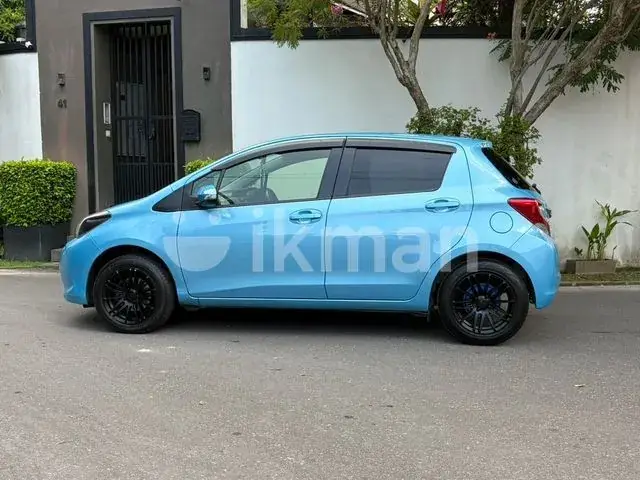 Toyota Vitz 2015 photo 2