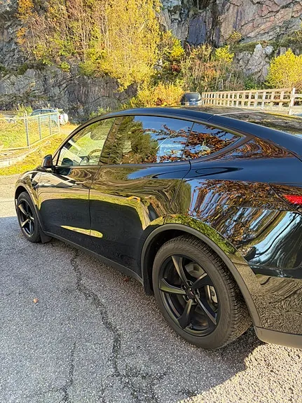 Tesla Model Y 2025 photo 3