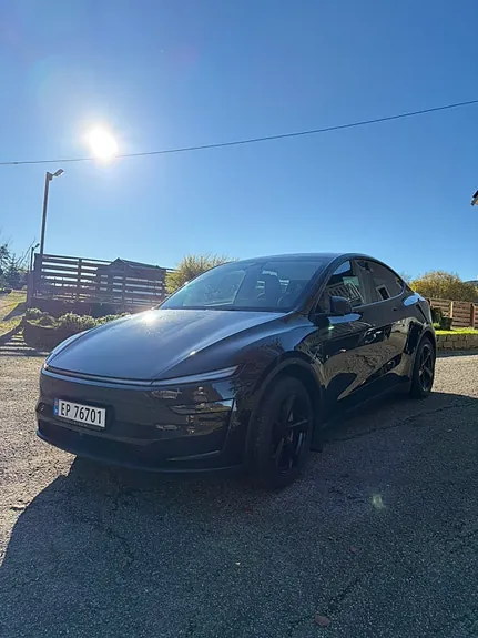 Tesla Model Y 2025 photo 2