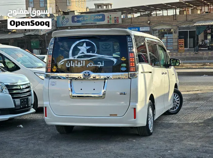 Toyota Voxy 2015 photo 2