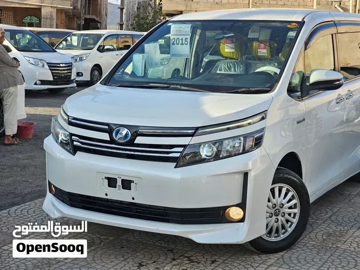 Toyota Voxy 2015 photo 3