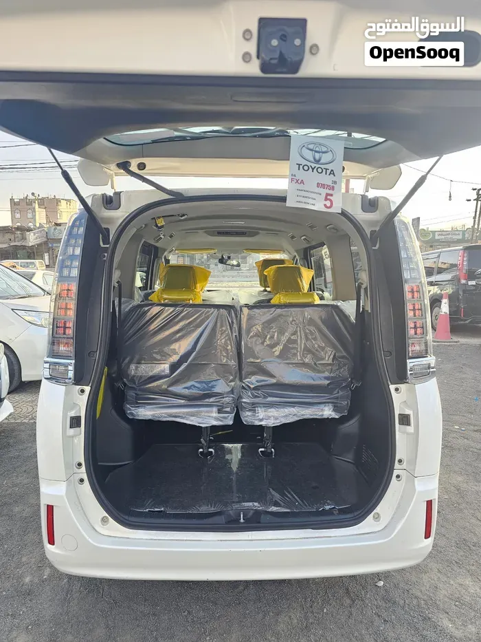 Toyota Voxy 2015 photo 4