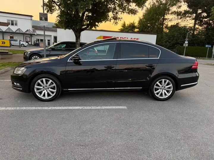 Volkswagen Passat 2011 photo 2