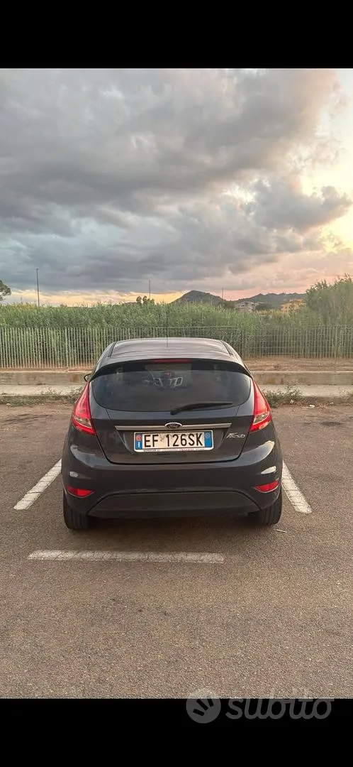 Ford Fiesta 2011 photo 2