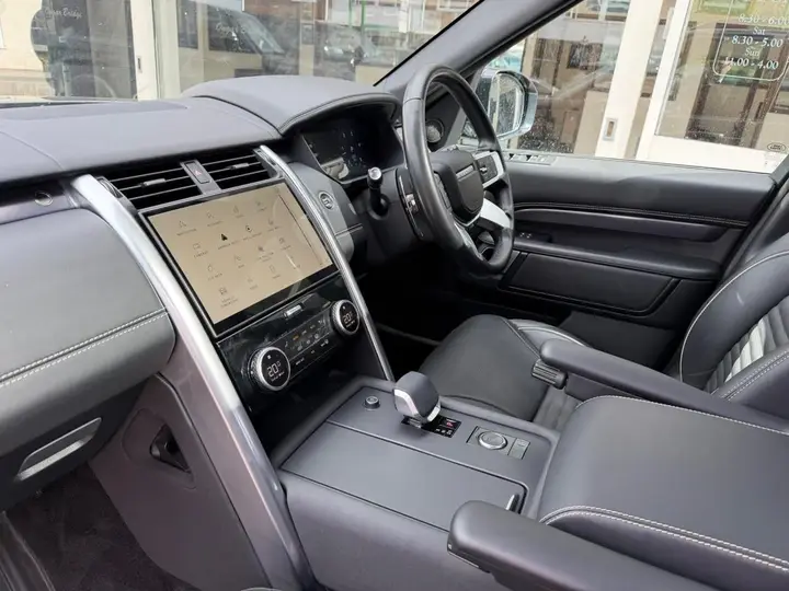 Land Rover Discovery 2023 photo 3
