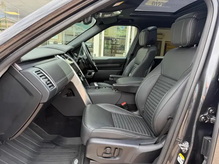 Land Rover Discovery 2023 photo 2