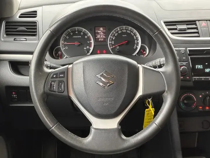 Suzuki Swift 2011 photo 2