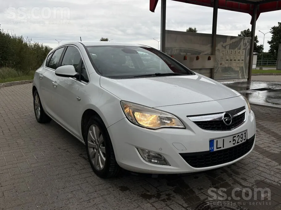 Opel Astra 2011 photo 3
