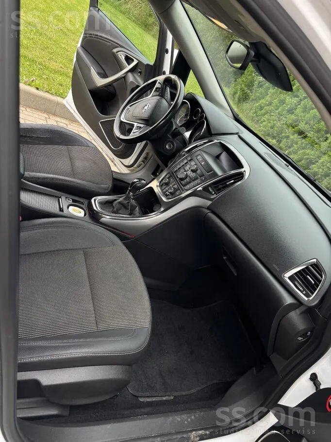 Opel Astra 2011 photo 4