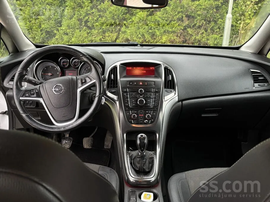 Opel Astra 2011 photo 2