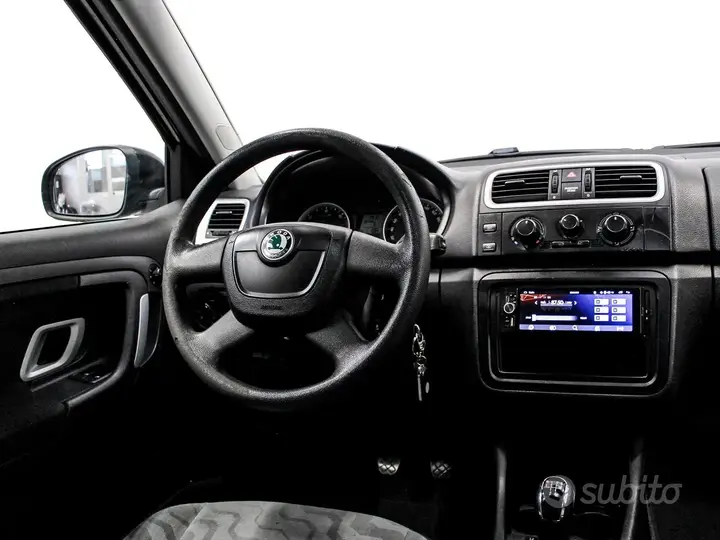 Skoda Fabia 2010 photo 4