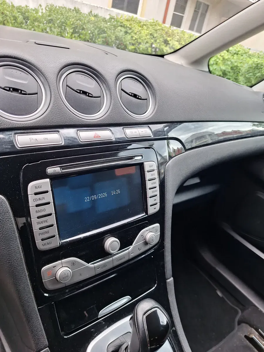 Ford Galaxy 2011 photo 3