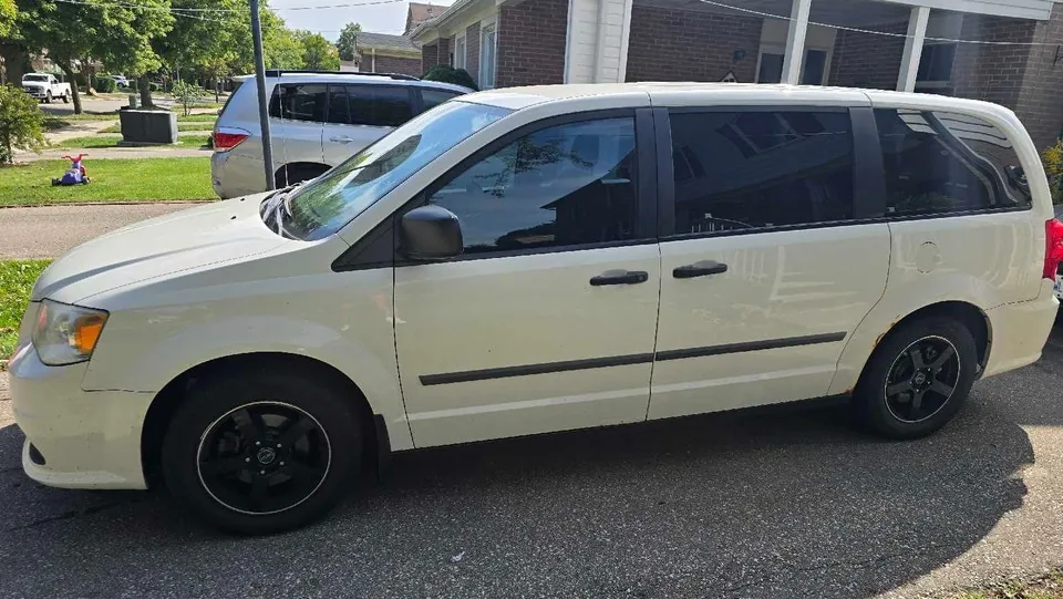 Dodge Grand Caravan 2011 photo 3